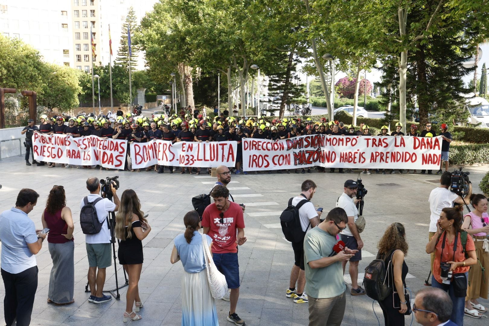 Protesta de bomberos en la Ciudad de la Justicia antes de la llegada de Mompó