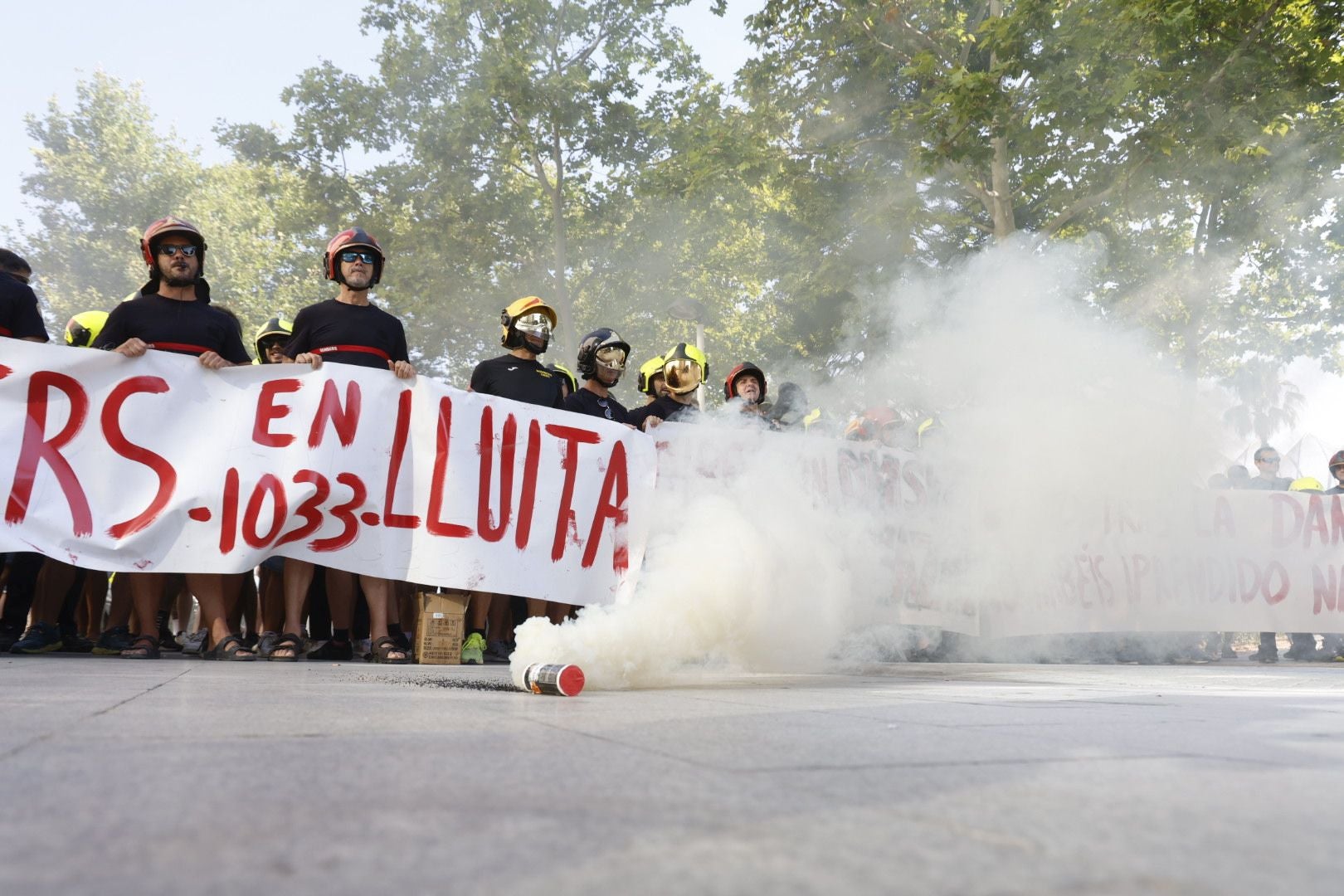 Protesta de bomberos en la Ciudad de la Justicia antes de la llegada de Mompó