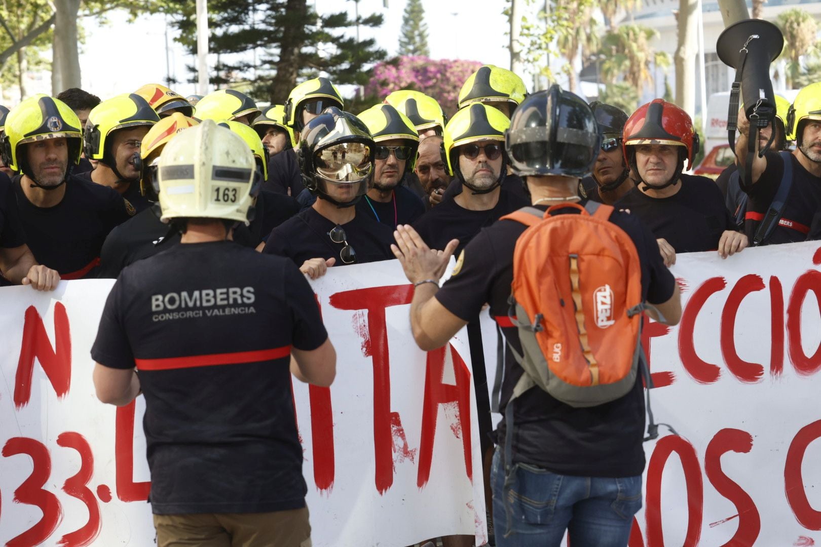 Protesta de bomberos en la Ciudad de la Justicia antes de la llegada de Mompó