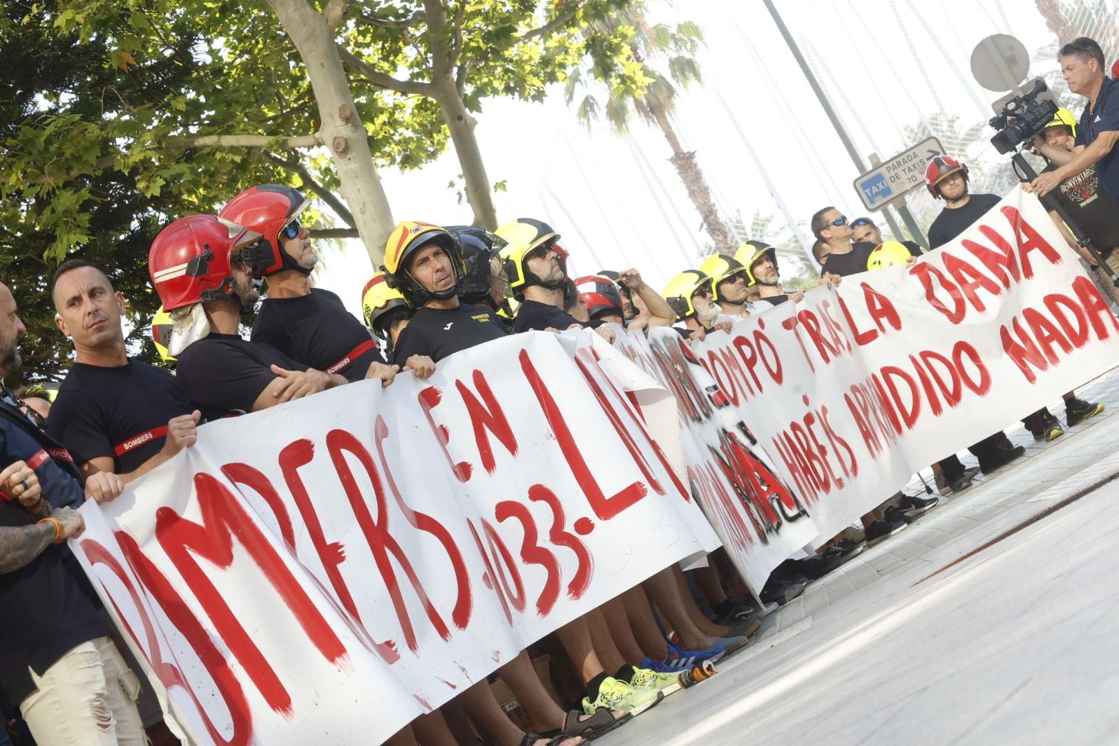 Protesta de bomberos en la Ciudad de la Justicia antes de la llegada de Mompó