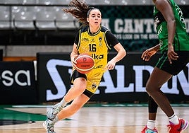 Marina Bleda, durante un partido con el Picken Claret