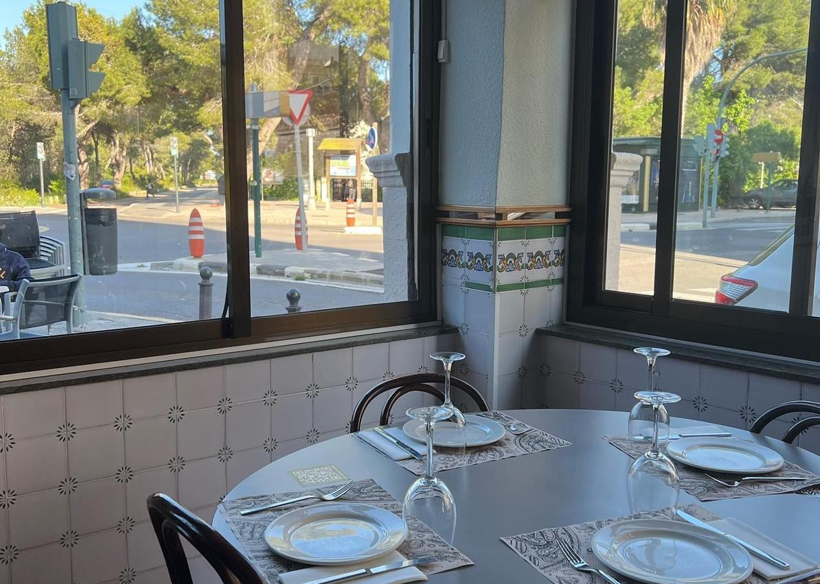 Imagen secundaria 1 - Arriba, plantilla del Asador Kodiak, abierto recientemente. A la izquierda, uno de los restaurantes tradicionales de la pedanía, con vistas a la Devesa. A la derecha, un joven se toma un cóctel en la terraza de Sanca's Gastrobar.