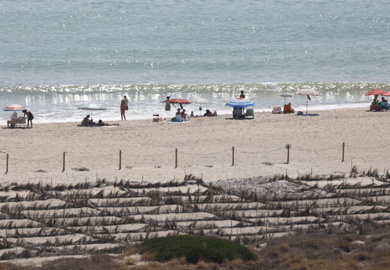 Bañistas en la playa de la Garrofera de Valencia.