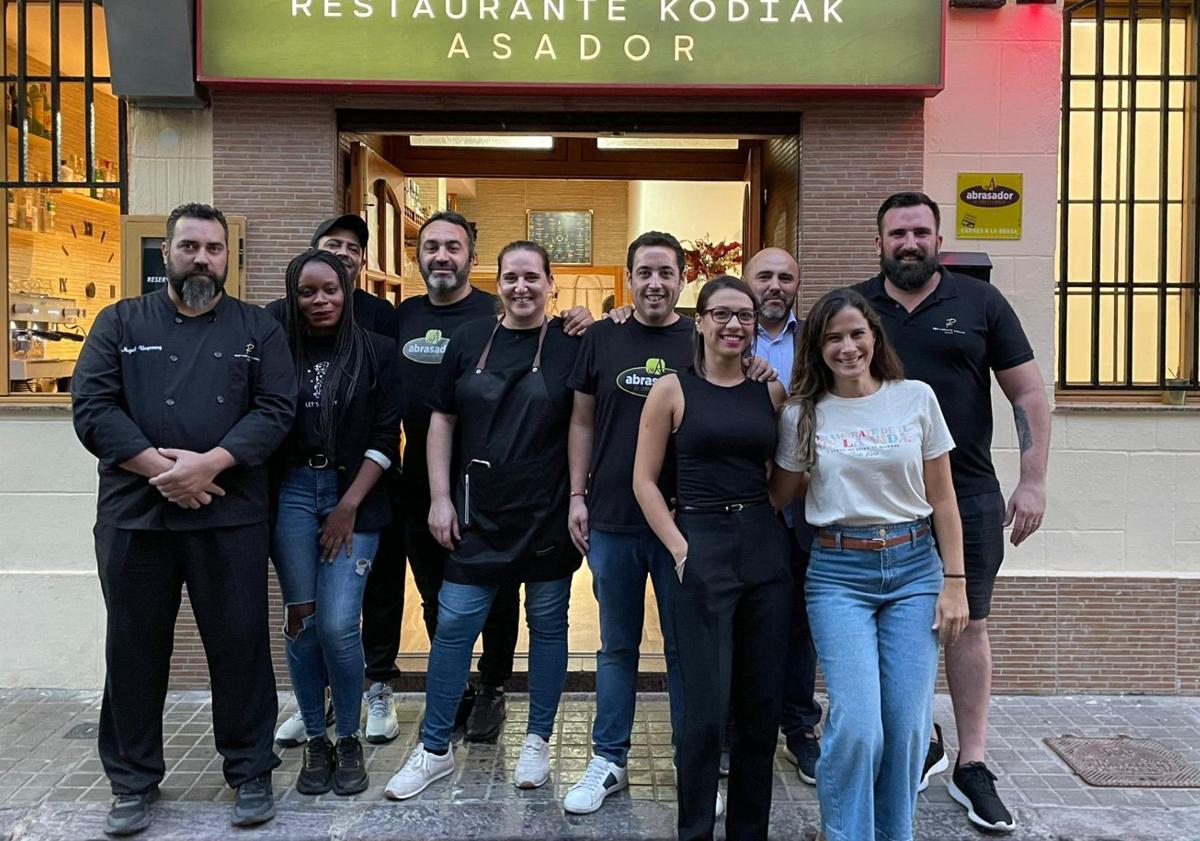 Imagen principal - Arriba, plantilla del Asador Kodiak, abierto recientemente. A la izquierda, uno de los restaurantes tradicionales de la pedanía, con vistas a la Devesa. A la derecha, un joven se toma un cóctel en la terraza de Sanca's Gastrobar.