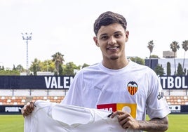 Vinícius Correa, con la camiseta del Valencia.