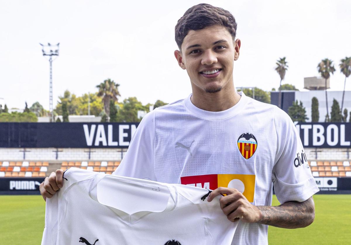 Vinícius Correa, con la camiseta del Valencia.