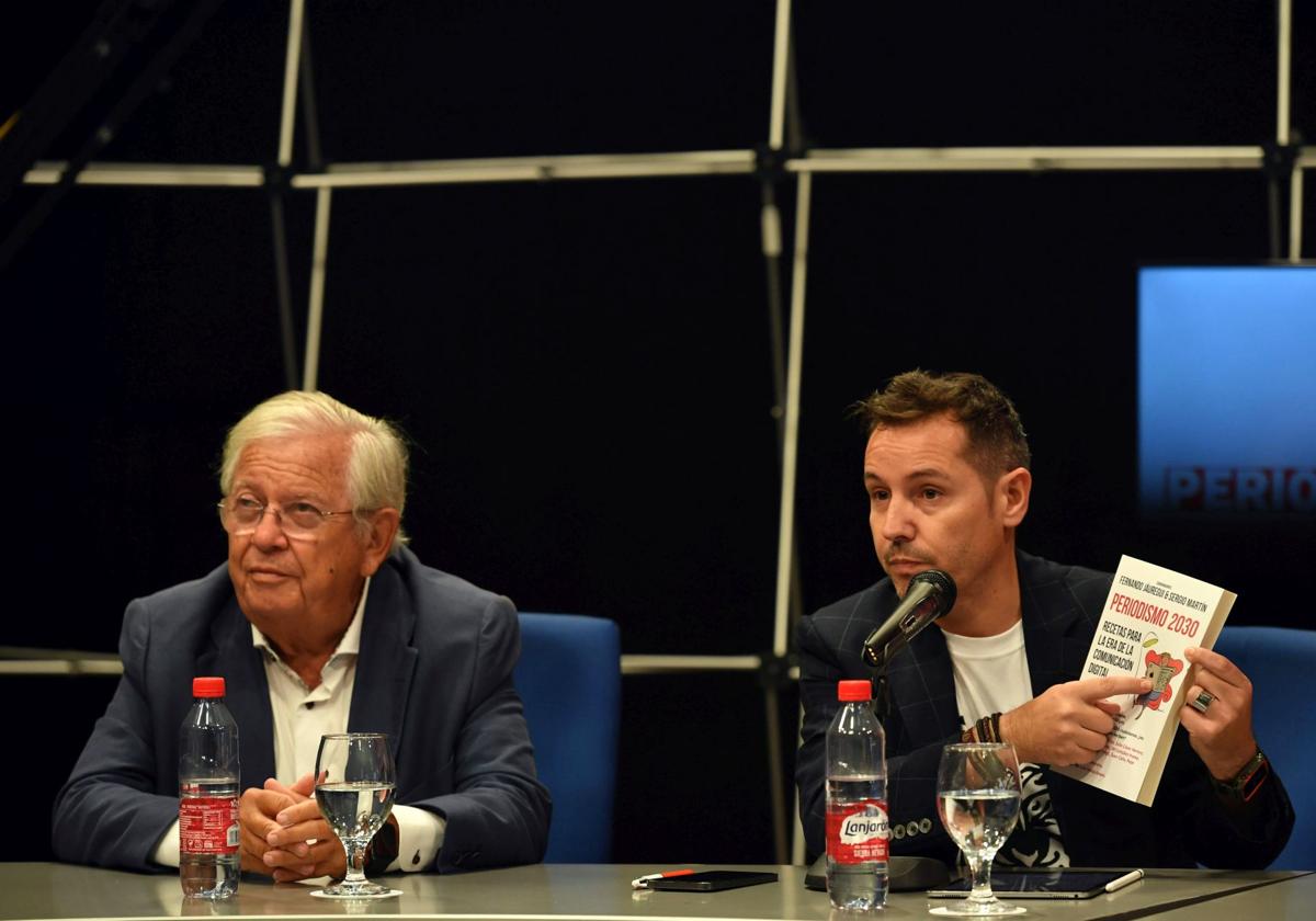 Fernando Jáuregui, en la presentación de uno de sus libros, Periodismo 2030, que es a la vez una plataforma donde un grupo de periodistas vaticina sobre el futuro del periodismo.