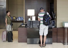 Llegada de turistas a la recepción de un hotel valenciano.