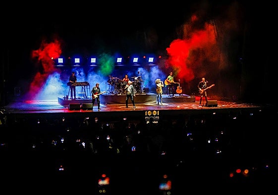Simple Minds actuando en el teatro del Generalife.