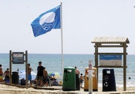 Bandera azul en una playa de Alicante en una imagen de archivo.