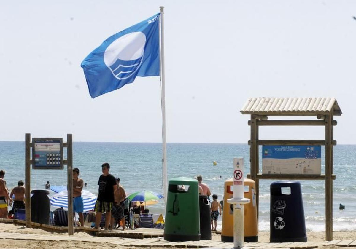 Bandera azul en una playa de Alicante en una imagen de archivo.