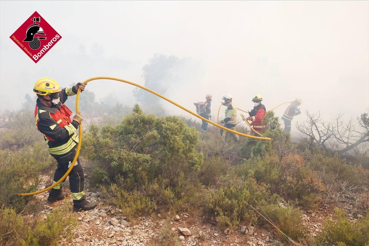 Un incendio forestal en Ibi llega hasta Alcoi y moviliza a la UME
