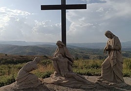 Esculturas alrededor de la Cueva Santa.