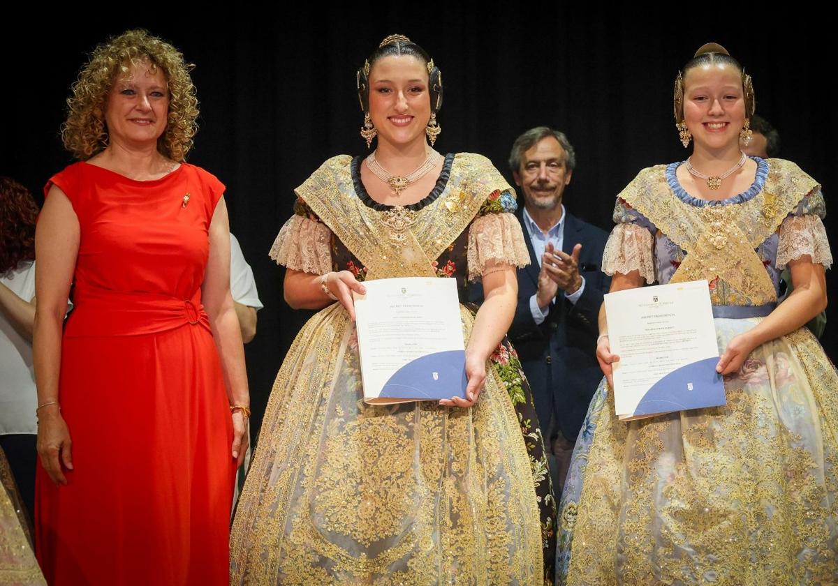 La alcaldesa Folgado junto a las falleras mayores de Torrent.