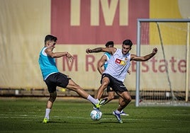 Hugo Duro y Pepelu pelean por un balón durante el entrenamiento del jueves en Paterna.