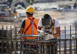 Dos trabajadores en una imagen de archivo.