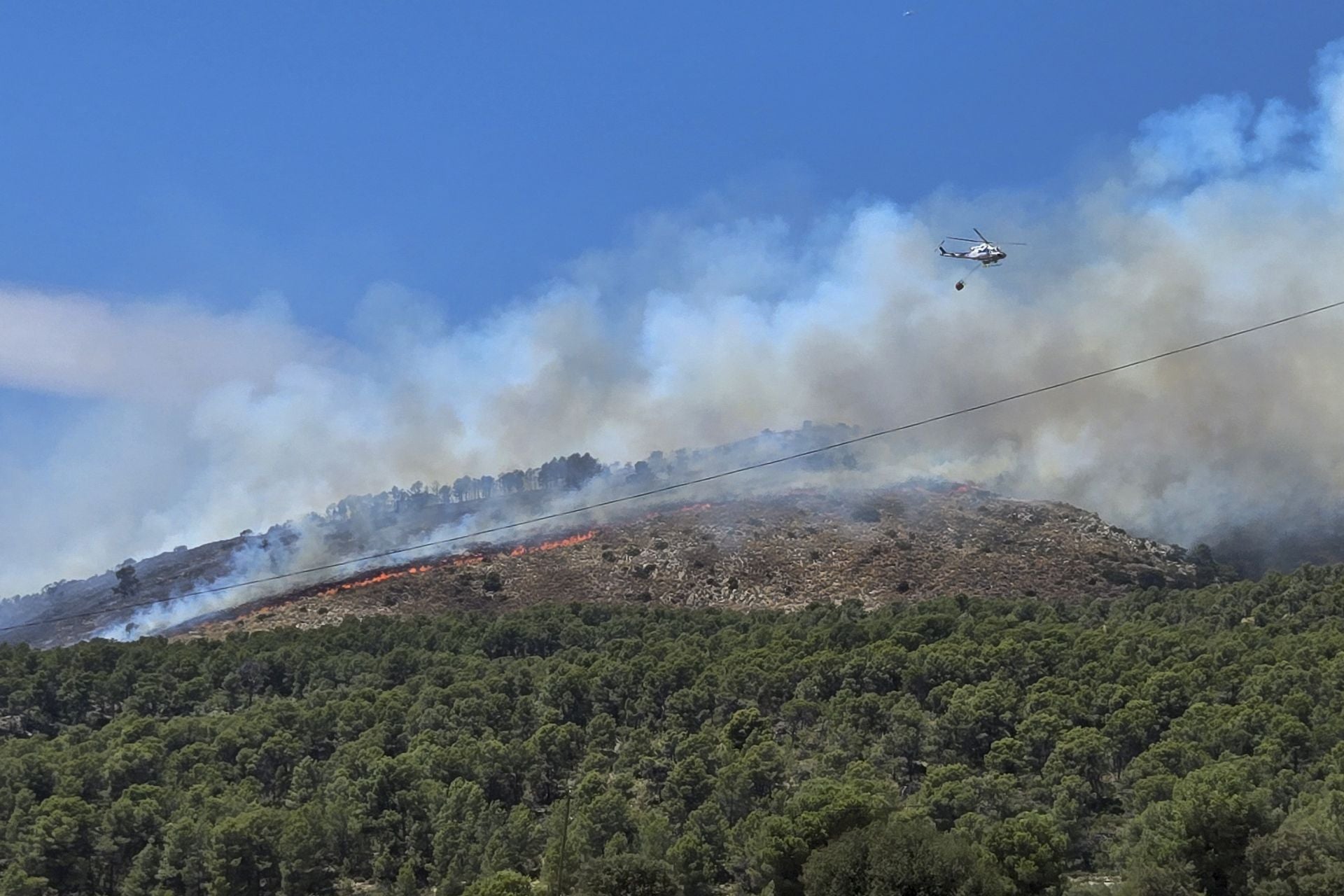 Un incendio forestal en Ibi llega hasta Alcoi y moviliza a la UME
