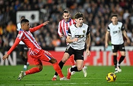 Javi Guerra, en un partido contra el Atlético de Madrid.