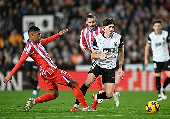 Javi Guerra disputa un balón contra Samu Lino la temporada pasada.
