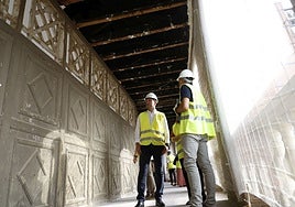 El presidente de la Diputación aparece con las maderas ennegrecidas en la techumbre.
