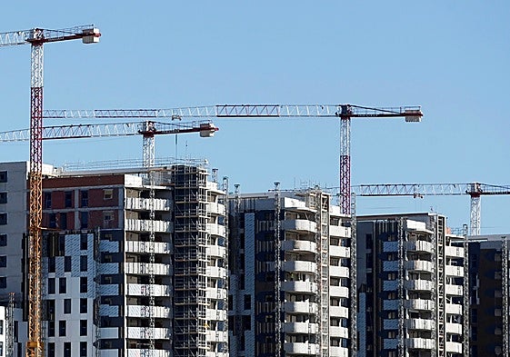 Bloques de viviendas en obras en Valencia.