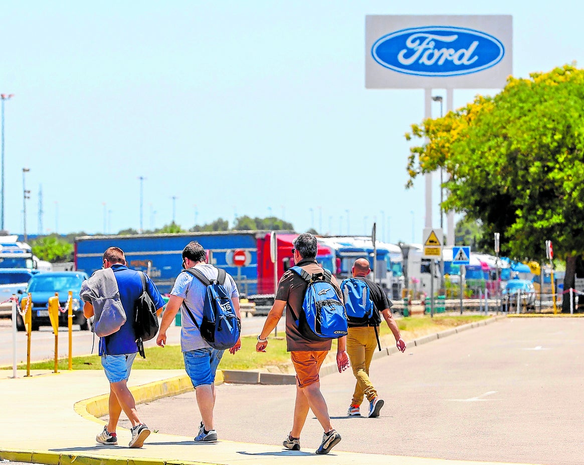 Trabajadores de Ford Almussafes saliendo de la fábrica.