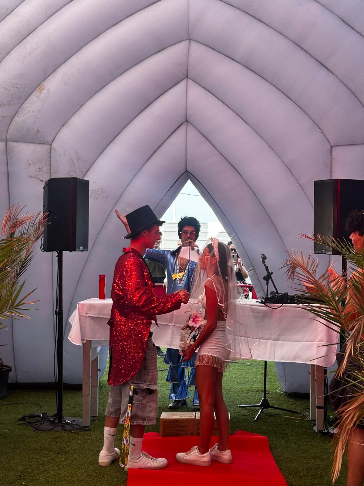 Pablo y Helena, una pareja de festivaleros, dándose el 'sí quiero' en el Zevra