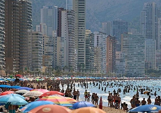 Torres de apartamentos en la playa de Benidorm.