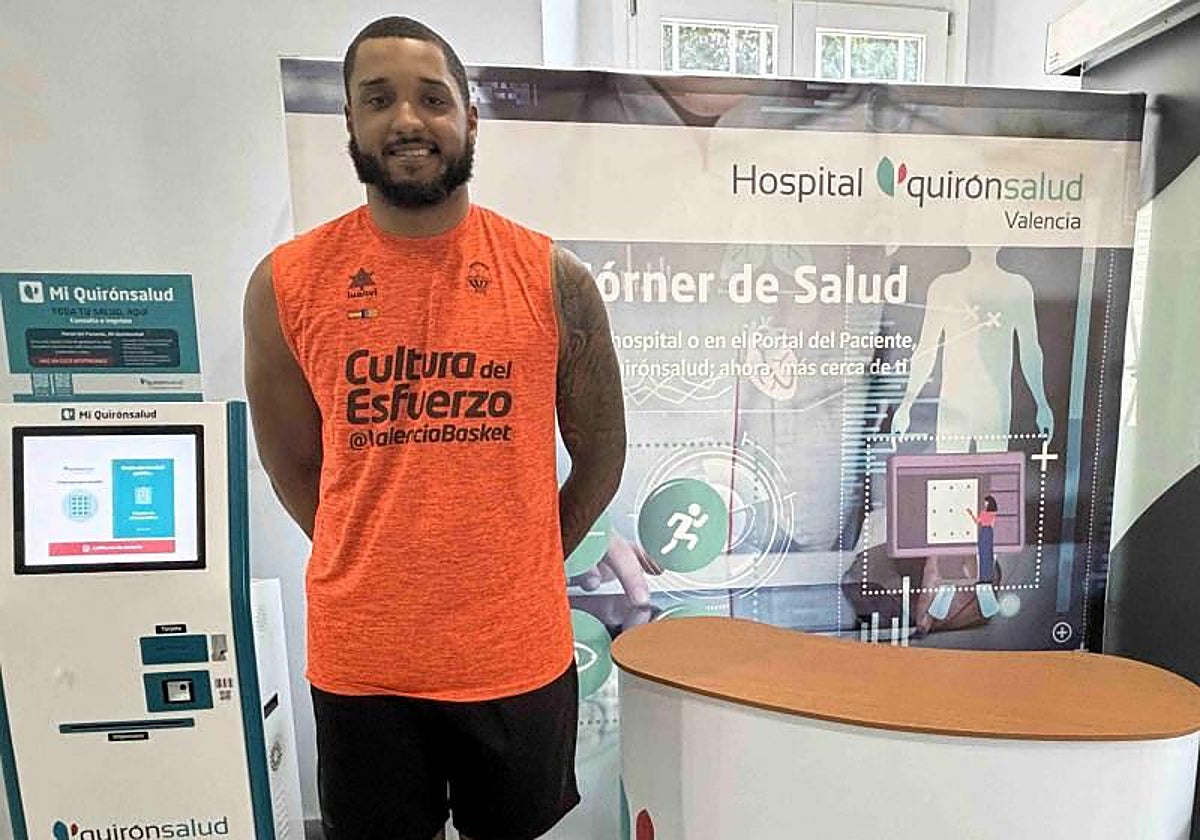 Joel Soriano, pasando el reconocimiento médico con el Valencia Basket