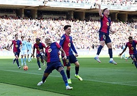 Raphinha, Pau Víctor y Dani Olmo celebran un gol.