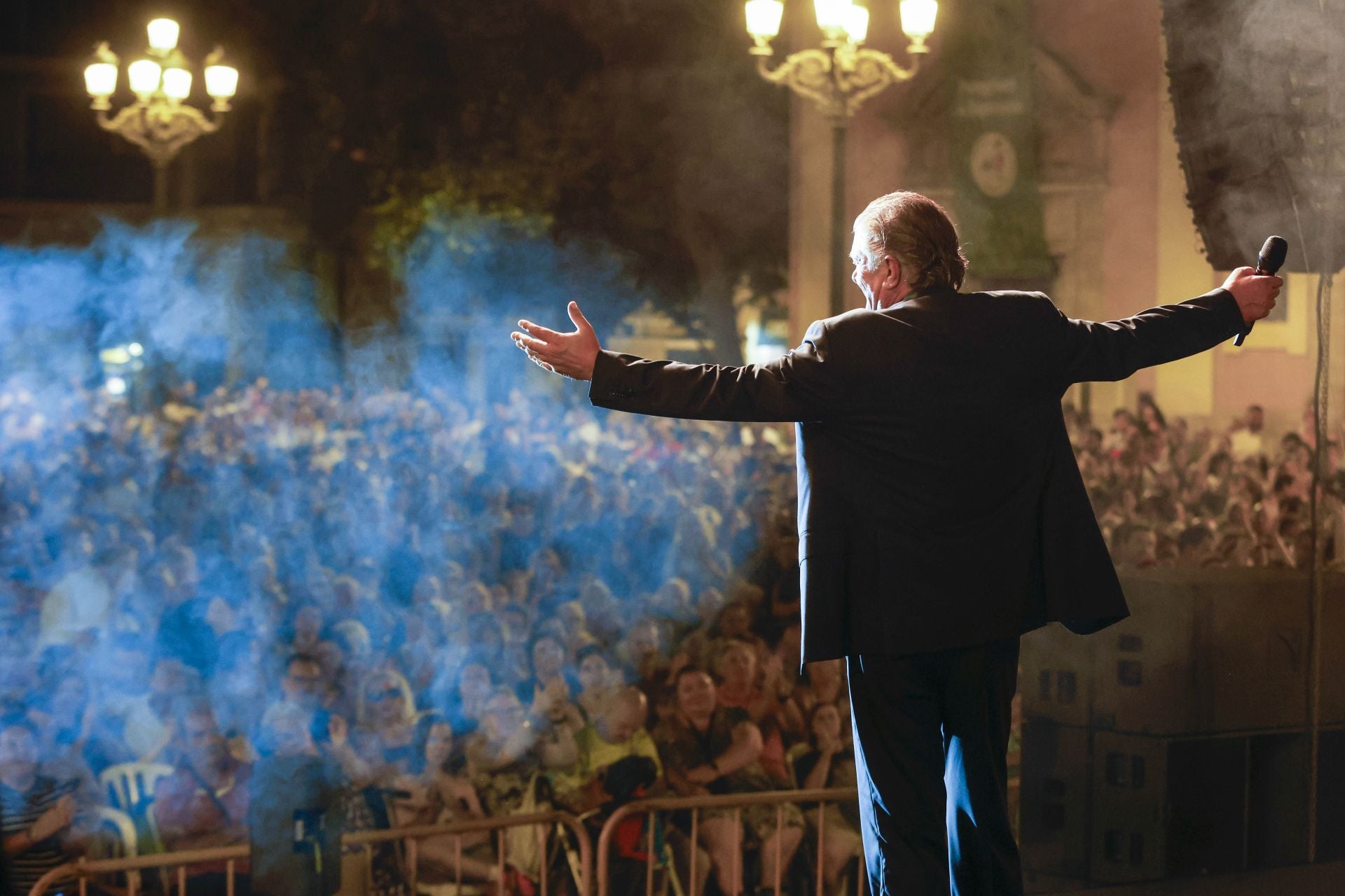 Francisco vuelve a los escenarios con un concierto en una plaza de la Virgen