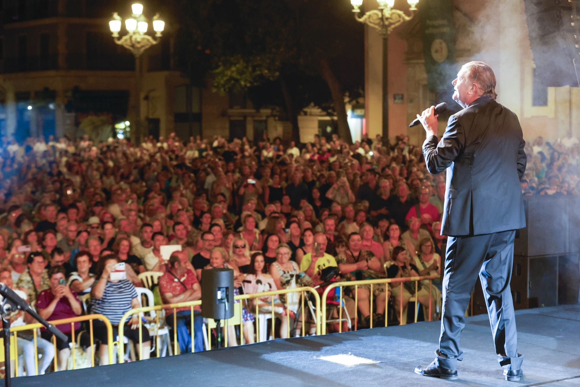 Francisco vuelve a los escenarios con un concierto en una plaza de la Virgen