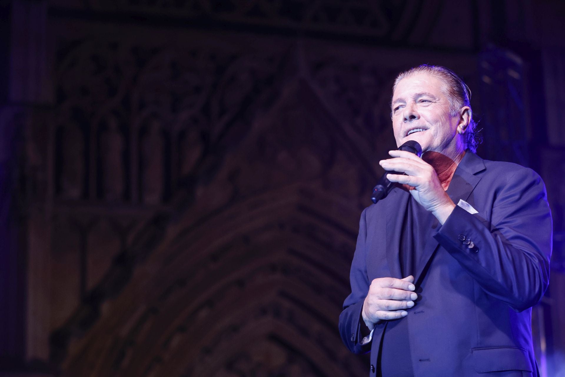 Francisco vuelve a los escenarios con un concierto en una plaza de la Virgen