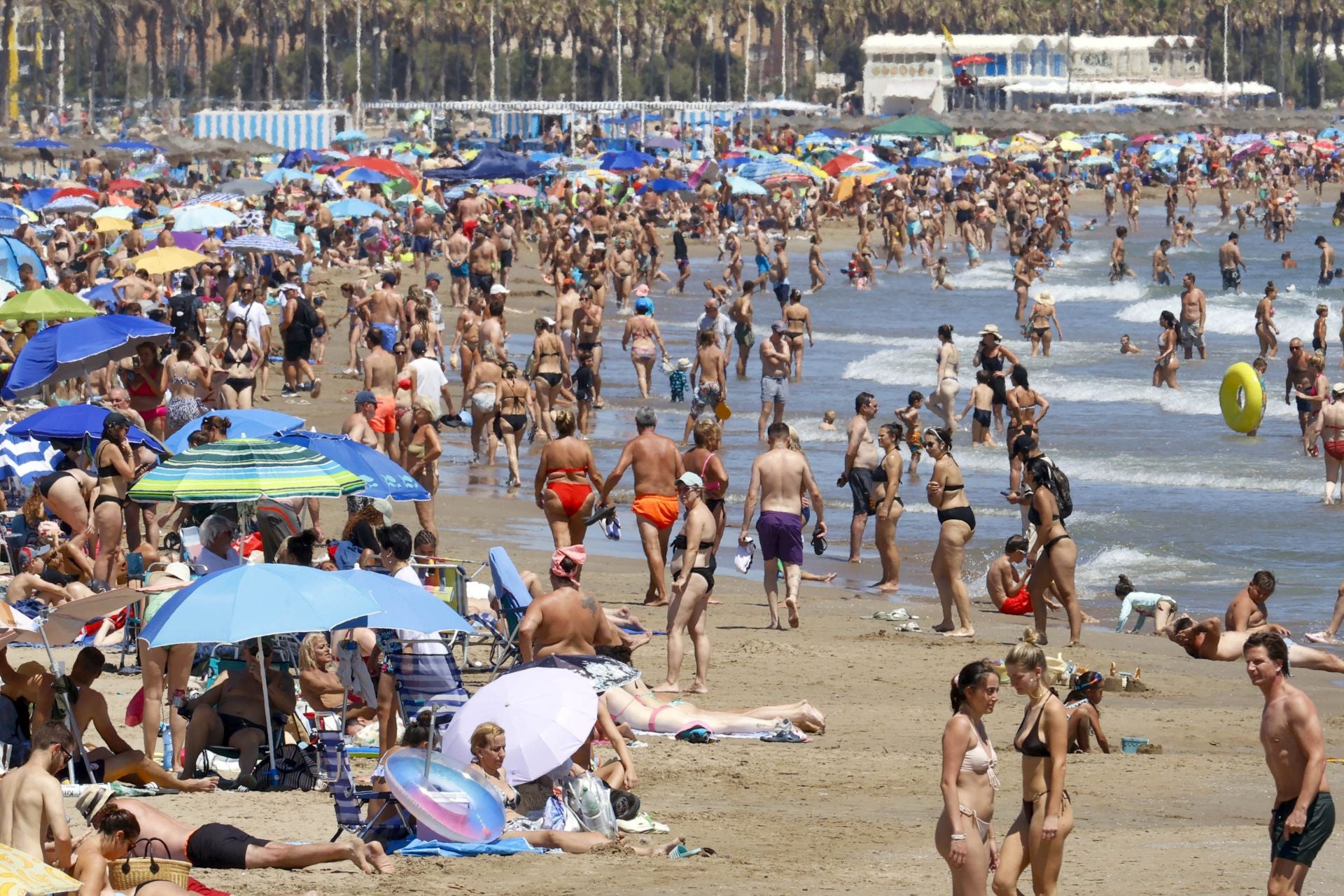 Los valencianos se ponen a remojo contra el calor
