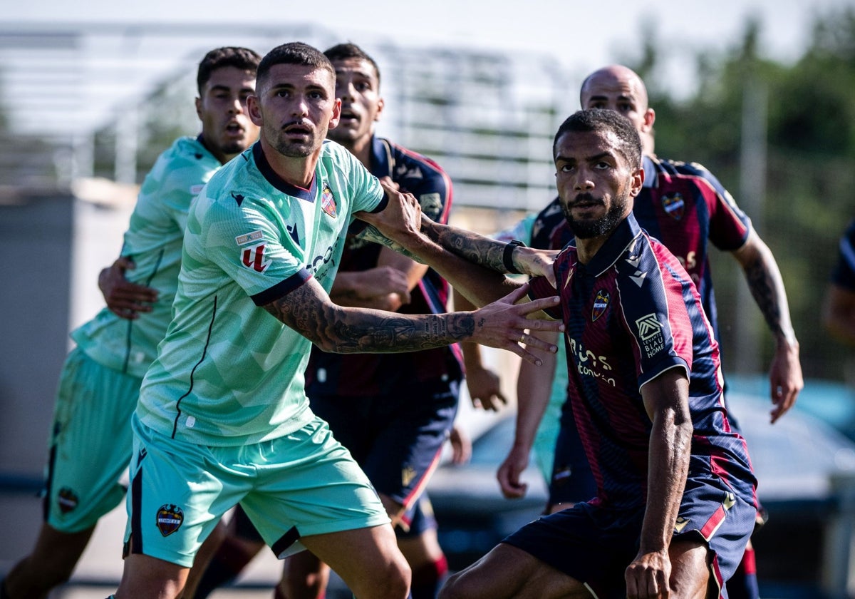 Los futbolistas del Levante disputaron este fin de semana un partido entre ellos en Buñol.
