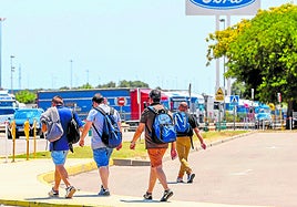 Trabajadores de Ford Almussafes saliendo de la fábrica.