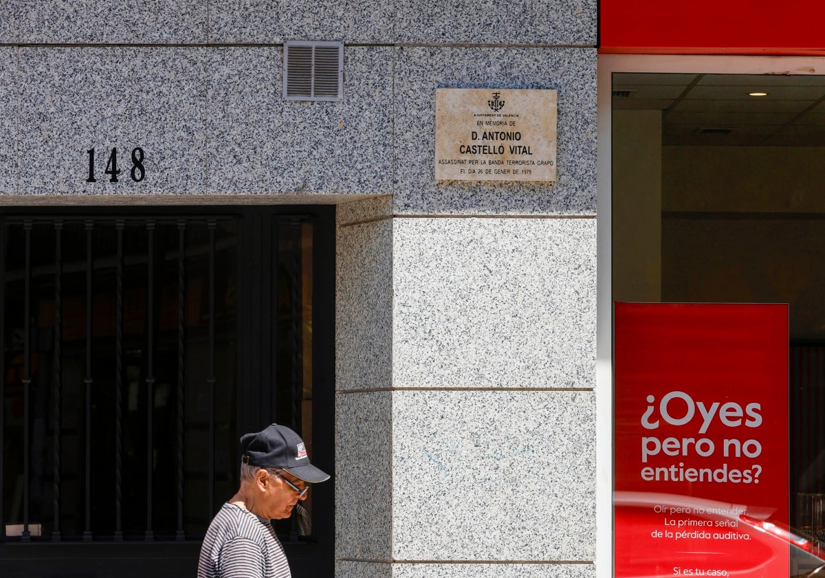 Imagen principal - Placas en honor de las tres víctimas del terrorismo