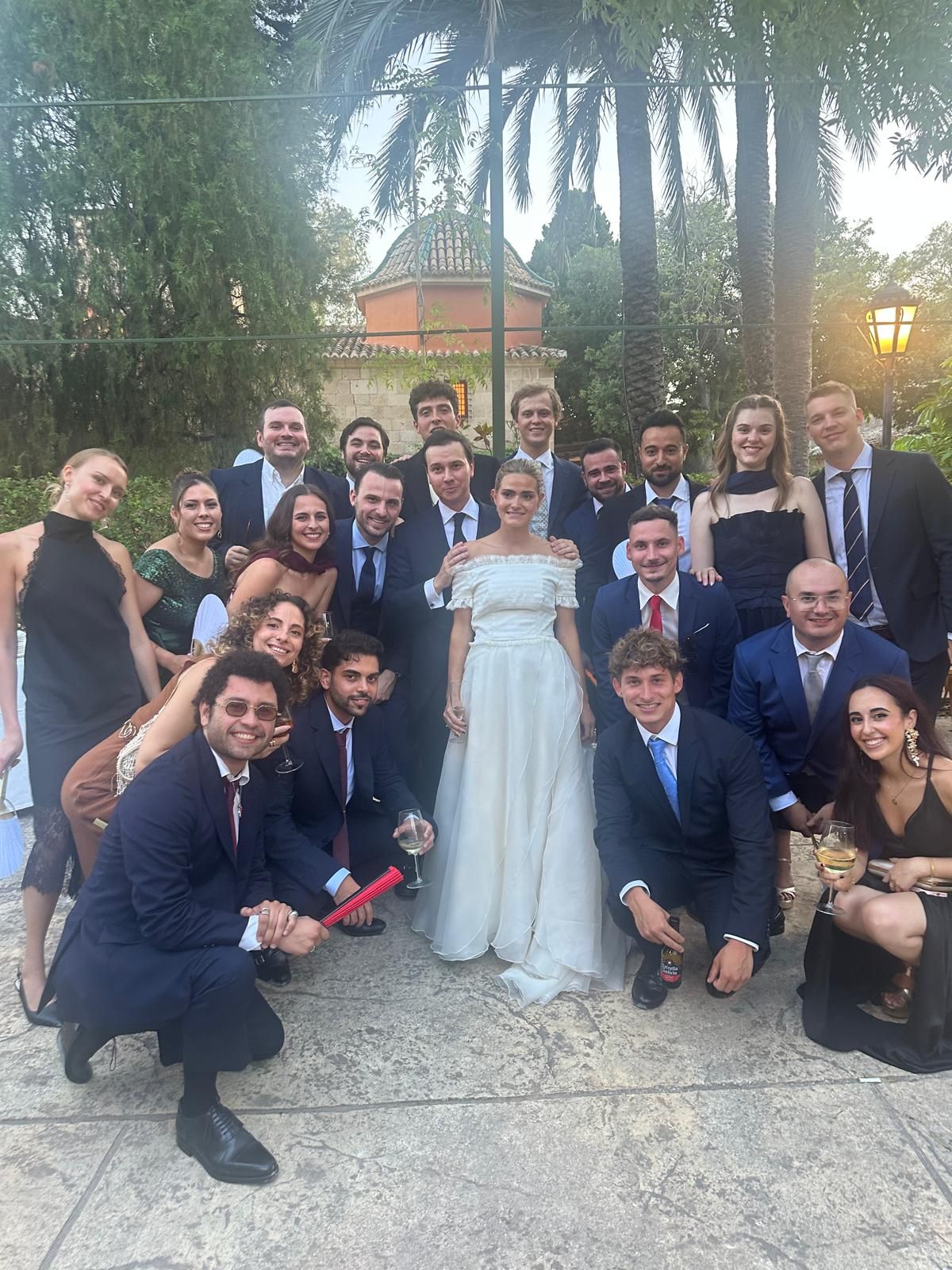 Los novios, con un grupo de amigos.