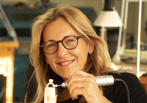 Pilar Viedma, trabajando en una de sus piezas.