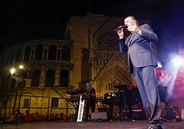 Francisco canta durante su concierto en la plaza de la Virgen, este sábado.