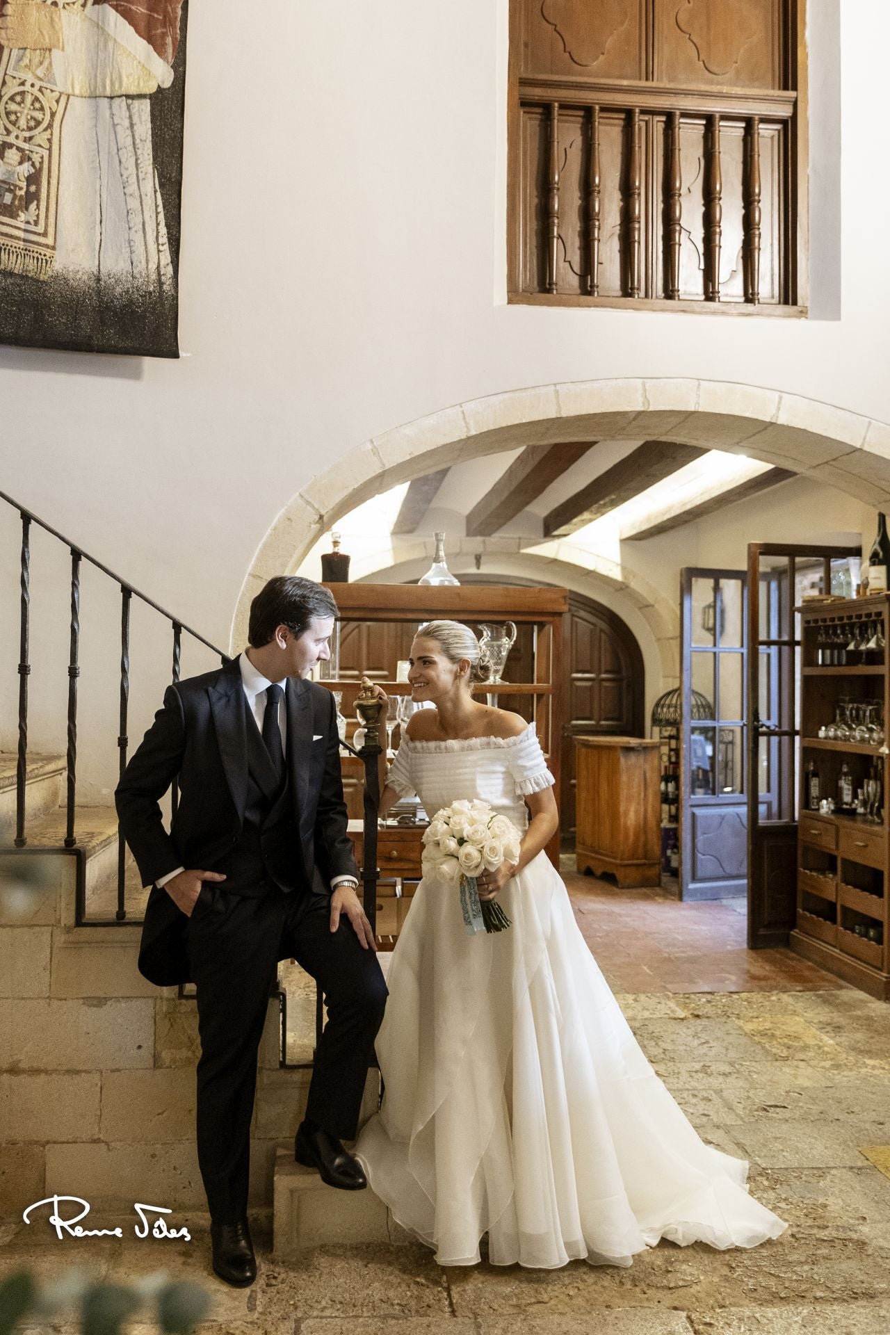 Los novios, Alberto y Paula, recibidos con una lluvia de claveles al salir de la Catedral de Alicante, donde se ofició la ceremonia religiosa.