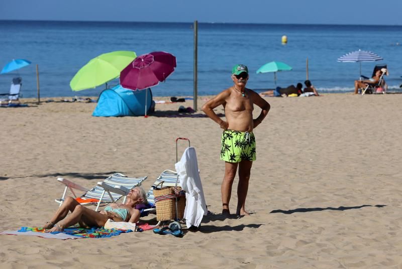 Dos personas en la playa de Benidorm.