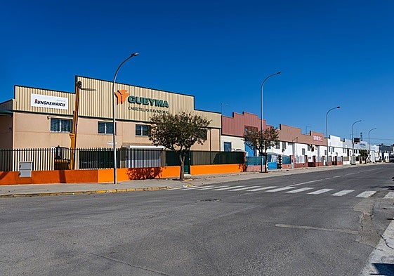 Varias empresas en la calle de un polígono industrial.