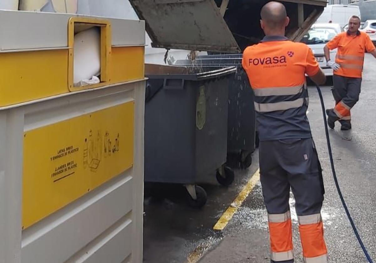 Limpieza de contenedores en Cheste.