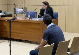 El acusado de abusos sexuales por enseñarle a su hija a masturbarse con un vibrador.