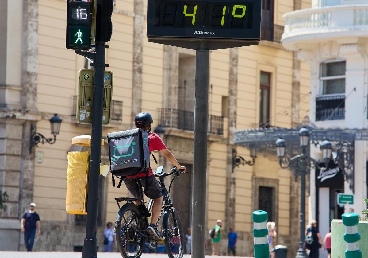 Termómetros callejeros en el centro de Valencia.