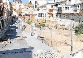 Espectacular imagen del barranco de Chiva encajonado entre viviendas..