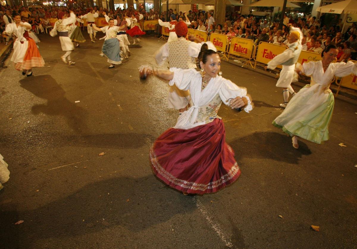 Espectáculo de danza por las calles de Xàtiva durante sus fiestas.