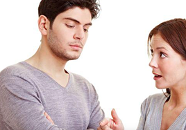 Ni mala educación ni egocentrismo: psicólogos explican por qué hay gente que no para de interrumpir