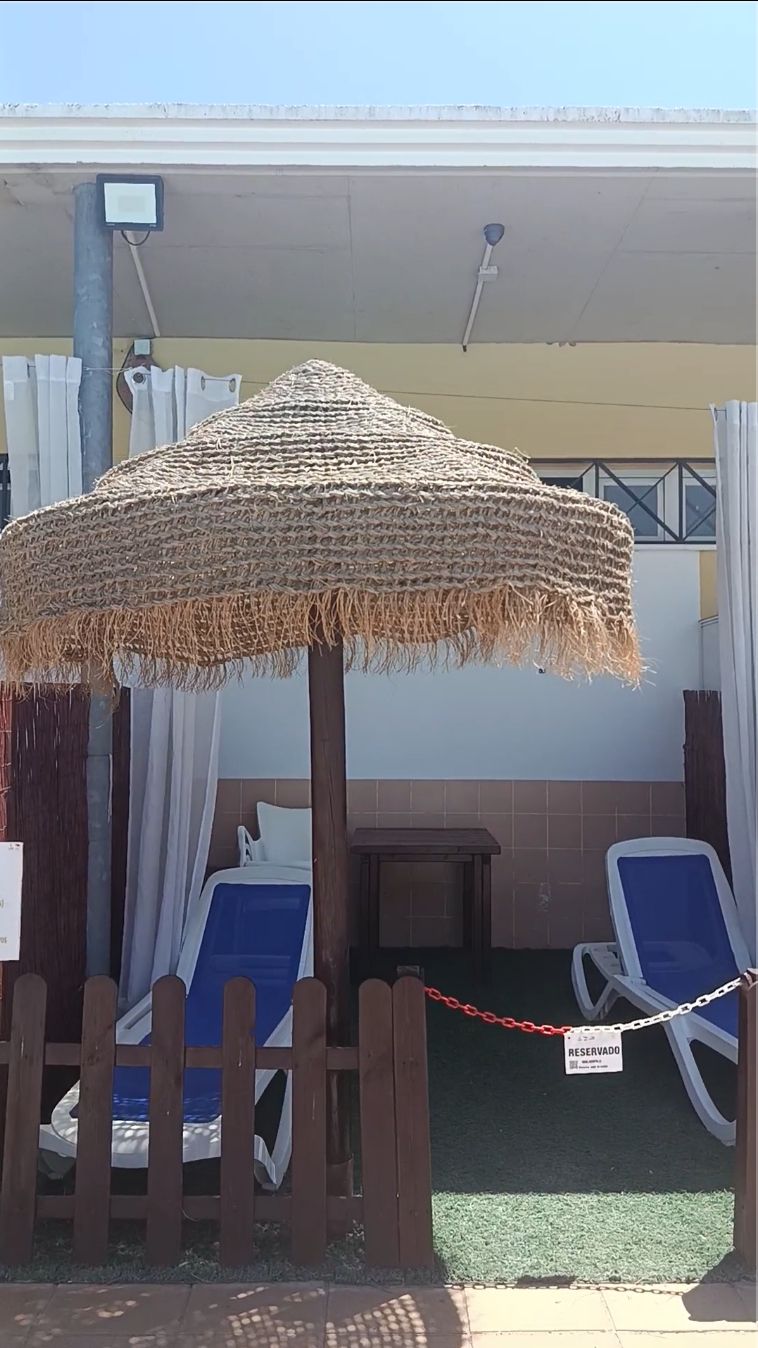 Imagen secundaria 2 - Zonas destacadas de la piscina del Oeste.
